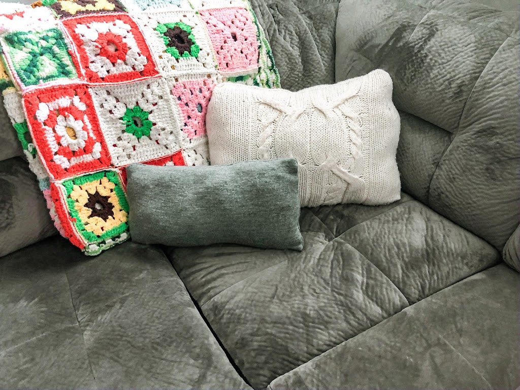 Diy Simple And Sweet Upcycled Sweater Pillows Rolling Richmond